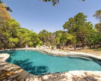 Cozy Tiny Nook in the Austin Hill Country-With Pool, HotTub, Firepit & animals! - Austin - Pool