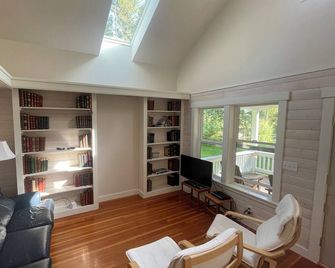 Adorable Lopez Island Cottage - Lopez Island - Living room