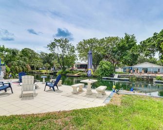 Waterfront Weeki Wachee Home w/ Fire Pit! - Spring Hill - Bazén