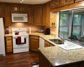 3Bedroom / 2 Bath Home Close to Pinewood Studio's / ATL - Fayetteville - Kitchen