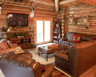 Log Home With Huge Deck And Riverfront Access! Near Set Of Yellowstone - Darby - Living room