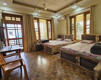 Bora's Homestay - Haldwani - Bedroom