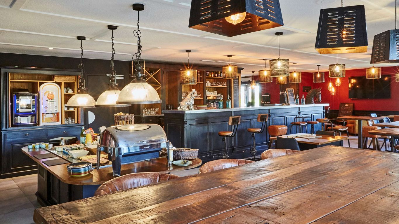 كيرياد ليل إيست - إم