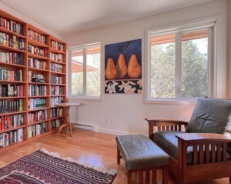 Jensen's Bay Getaway-S. Chesterman, Inlet Views! - Tofino - Living room