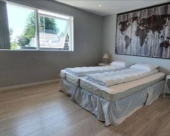 Large and spacious holiday home with heated pool - Steinsland - Habitación