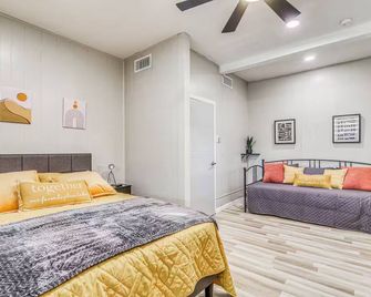 The Golden Dawn Cottage - El Paso - Bedroom