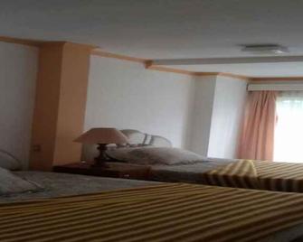 The Poencer Hotel & Resort - Puncak - Schlafzimmer