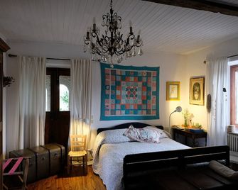 Stunning farm house plenty of peace, green spaces and with swimmingpool - Orte - Schlafzimmer