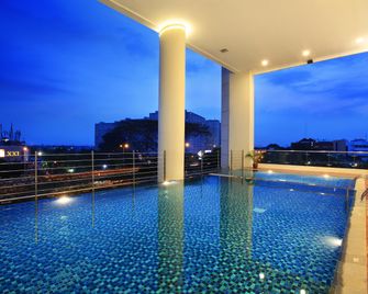 سويس-بيلريزيدانسيز كاليباتا - جاكرتا - حوض السباحة