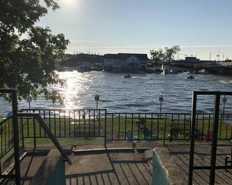 Dock Life Beach 1 - Cottage 3, Riverside 2 Bedroom, 3 Min Walk To Beach 1 - Wasaga Beach - Balcony