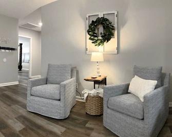 The Cottage House on the Blue Mile - Family Friendly, Close to GSU! - Statesboro - Living room