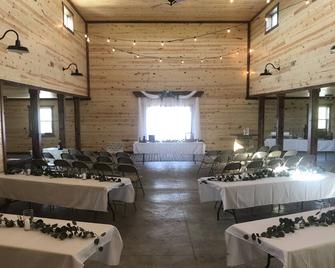 Perfect lodging for fishermen, hunters and family gatherings! Sleeping for 12. - Platte - Meeting room