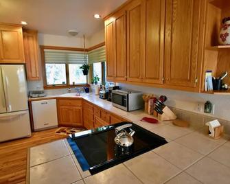 Heron Cottage - Tranquil Retreat - Meadow Vista - Kitchen