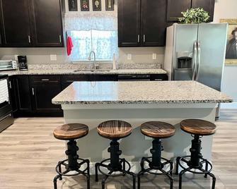 Sweet Stay with fully fenced yard - Sanford - Kitchen