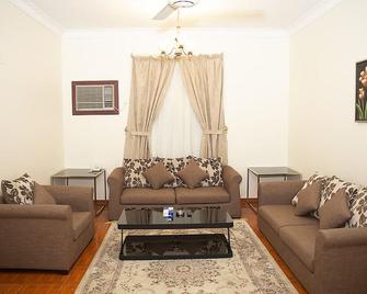 Al-Mawasem Al-Arbaa Hotel Suites - Tabuk - Living room