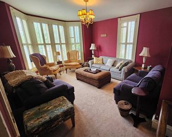 Beautiful Historic 2-bedroom house with AC in charming Atchison, near college - Atchison - Living room