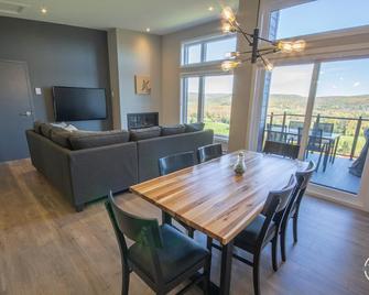 Luxury mountain condo with golf and slide views - Saint-Jean-de-Matha - Eetruimte
