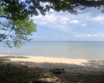 House on sandy beach in Omena. Budget friendly. Pet ok. Sunrise views. - Northport - Beach
