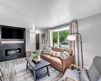 Cozy Home Steps from Lambeau Field: Charming Retreat in the Heart of Green Bay - Green Bay - Living room