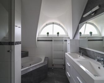 Waterfront Villa With Sauna - Makkum