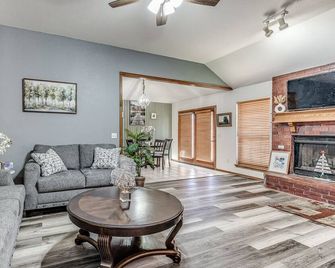 Cozy Family Sized 3 Bedroom Near Midwest City Regional Park,tinker Airforce Base - Midwest City - Huiskamer