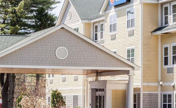 Comfort Inn Suites Scarborough Portland 76 1 0 8