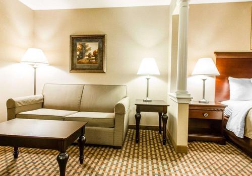 Comfort Inn Suites Scarborough Portland 76 1 0 8