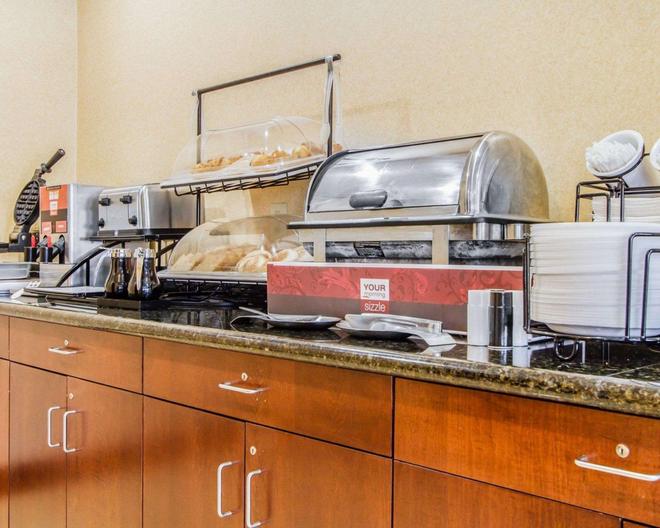 Comfort Inn Suites Scarborough Portland 76 1 0 8
