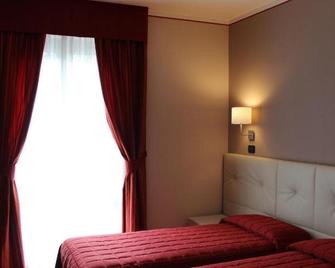 Hotel Adler - Menaggio - Bedroom