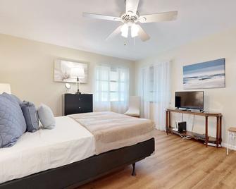 5 Minutes to Beach | Sparkling Tropical Getaway | Large Screened Lanai - Lantana - Bedroom