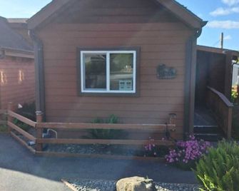 Ocean Cabin 1 with Private Jacuzzi - Smith River