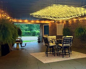 Spacious 1-bedroom guesthouse in lovely Wiggins with WiFi, AC - Wiggins - Patio