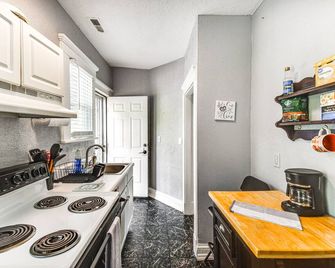 Norfolk Apartment 1 Mi to Ocean View Beach Park! - Norfolk - Kitchen