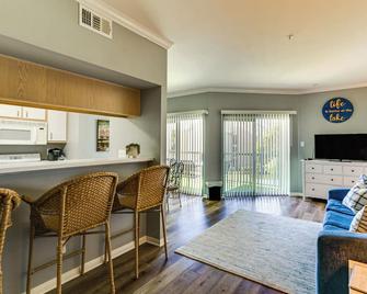 Lake Conroe Condo with Pool Access and Balcony! - Montgomery - Wohnzimmer