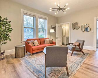 Pet-Friendly Condo with Deck about 3 Mi to Dtwn! - Cincinnati - Soggiorno