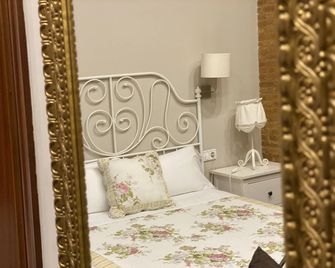 Hostal Orleans - Barcelona - Bedroom