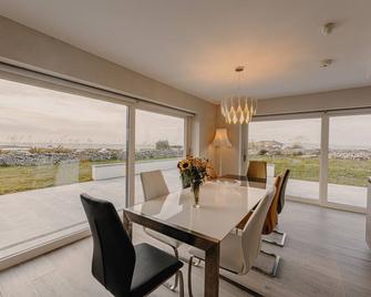 Fantastic sea view and right next to golf course - Barrow - Comedor