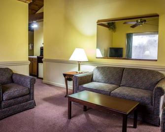 Rodeway Inn and Suites Plymouth Hwy 64 - Plymouth - Sala de estar