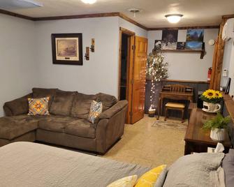Quaint Stream Side Garden Flat - Somerville - Sala de estar
