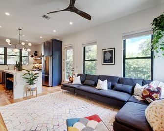 Charming East Austin Retreat, Close to it All! - אוסטין - סלון