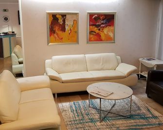 Wald-Hotel - Troisdorf - Wohnzimmer