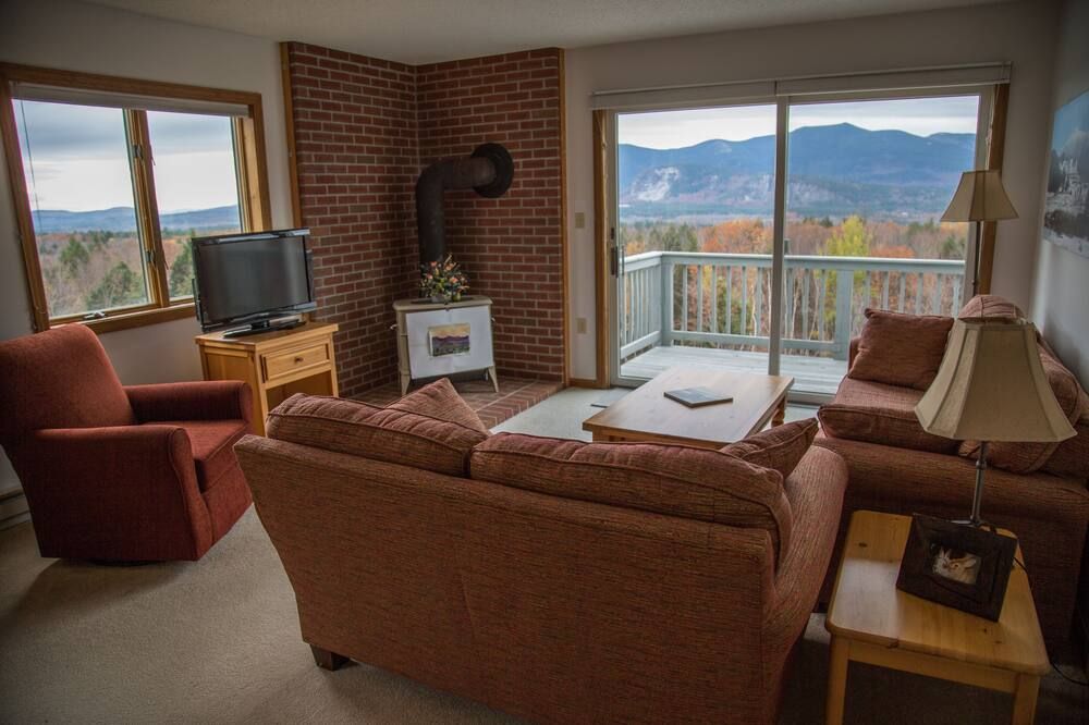 Sunny Condo w/ Outlet Shops, Expansive Mountain, Valley Views Near North Conway - Intervale - Living room