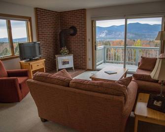 Sunny Condo w/ Outlet Shops, Expansive Mountain, Valley Views Near North Conway - Intervale - Wohnzimmer