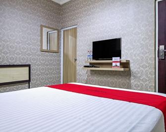 RedDoorz Plus Near Lippo Cikarang Mall - Cikarang