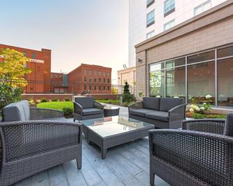 Hampton Inn & Suites Worcester - Worcester - Gebäude