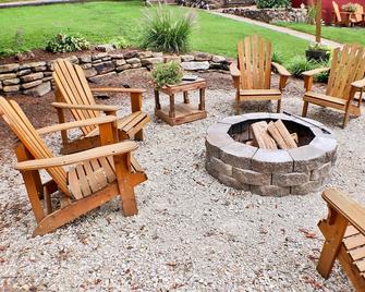 Farmstyle Charm :: Outdoor Firepit & Patio Area - Perfect For Groups! - Hermann - Terasa