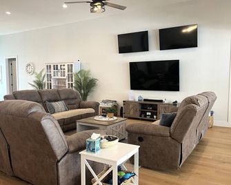 New Lake June Pool Home with hot tub, dock, and amazing views. - Lake Placid - Вітальня