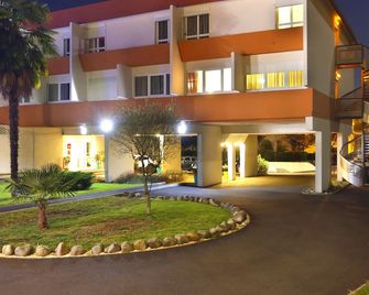 Atlantic Hôtel - פו - בניין