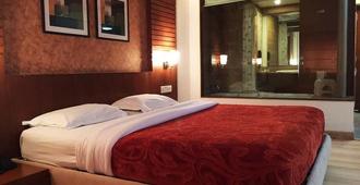 Hotel Ilark - Bhuj - Bedroom