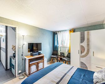 1 Bedroom Amazing Apartment In Treignac - Treignac - Bedroom